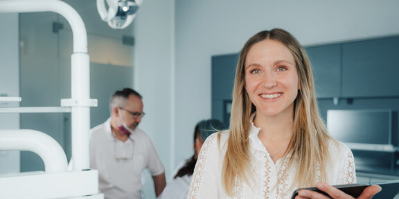 Praxisberaterin der ZA in Beratungssituation vor Ort in der Zahnarztpraxis