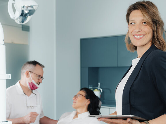 Abrechnungsspezialistin bei Beratungsgespräch in KFO-Praxis