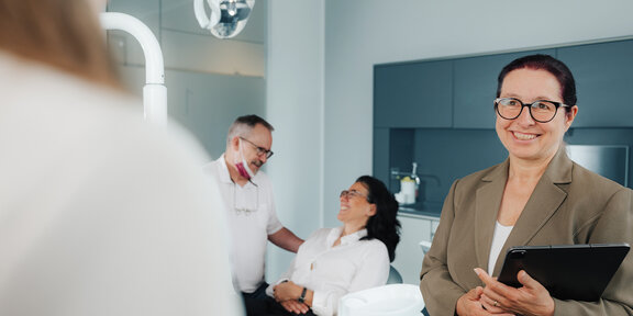 ZA-Praxisberaterin bei Praxisbesuch in einer Zahnarztpraxis