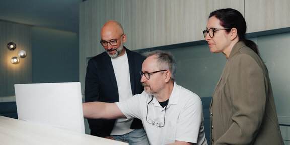 ZA-Praxisberater in Beratungsgespräch mit einem Zahnarzt in der Praxis