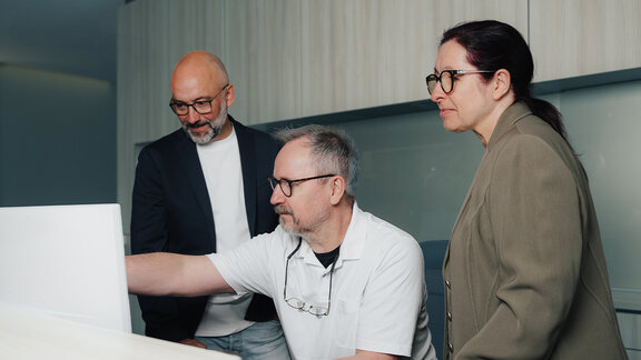 ZA-Praxisberater in Beratungsgespräch mit einem Zahnarzt in der Praxis