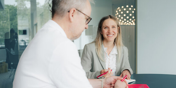 Abrechnungsspezialistin in einem Beratungsgespräch mit Zahnarzt