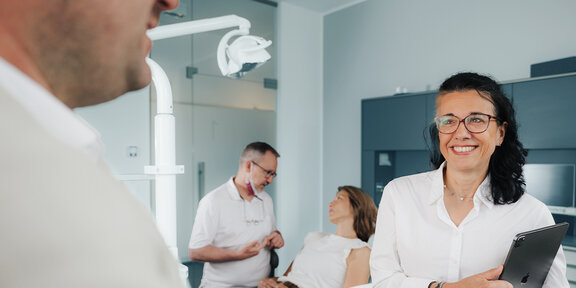 Abrechnungsexpertin bei Beratungsgespräch in Zahnarztpraxis
