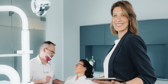 Praxisberaterin bei Beratungsgespräch in Zahnarztpraxis